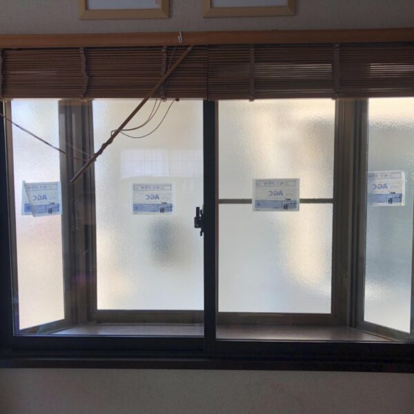 出窓／インプラス施工後。出窓にもインプラスを設置できます！ 出窓の場合は写真のように内側にインプラスを設置していきます。